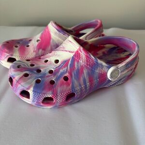 CROCS Size 5 Big Girls Youth Sandals - Tie Dye